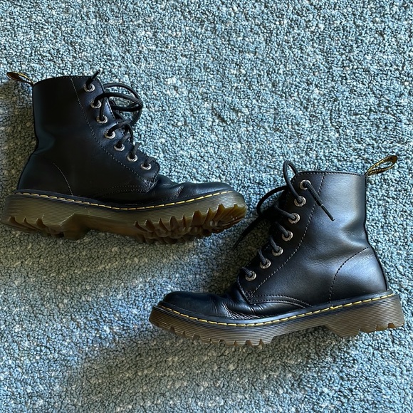 DR.MARTENS 1460 WOMEN'S SMOOTH LEATHER LACE UP BOOTS - Picture 7 of 9